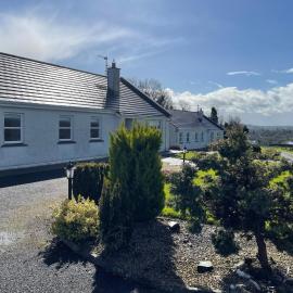 Cassidy Cottages 3 Bed, hotell i Cavan