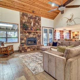 Near Woodland Lake Park: Cabin w/ Serene Deck!, hotell i Pinetop-Lakeside