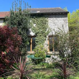 Charmante dépendance avec jardin