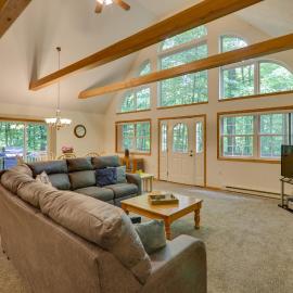 Deck & Resort Amenities: Arrowhead Lake Home!, Hotel in Pocono Lake