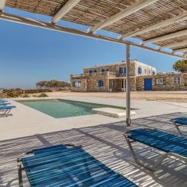 NikoRamaVilla Paros with swimming poll and BBQ for 21 guests, hotel a Kampos