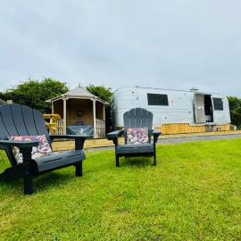 WildView Cosy Glamping with Outdoor Bath and stunning scenery, hotel em Helston