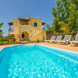 Blue wave beach villa with pool 100m from the beach، فندق في Karousádes