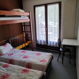 Chambre Triple avec Balcon et Salle de Bains Privative 4, hôtel à Vallouise