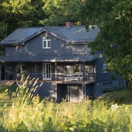 Valmiera Riverside Retreat - Beverina Secret, hotel a Ķeiži
