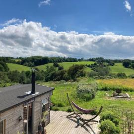 A charming unique lodge, with log burner and incredible views, hotel a Wrexham