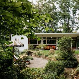 Bungalowvilla Robin Hill, met bostuin & design interieur, hotel a Haelen