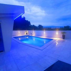 Pool and Jacuzzi Luxury Apartments, hotel u Matuljima