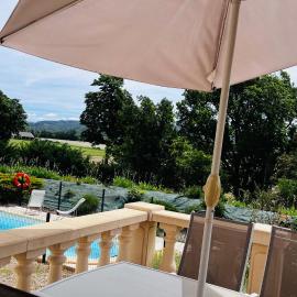 Villa avec piscine 3 chambres et 3 salles de bains à Gréoux-les-Bains, hotel in Gréoux-les-Bains