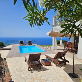 Villa Vardia-Amazing Seaviews with heated pool، فندق في Sinarádes