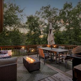 Viesnīca Shenandoah dog friendly cabin in the trees - River access, BBQ, propane fire pit, outdoor dining & lounging, wood fireplace, screened in front porch and gated back deck! pilsētā Šenandoa