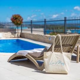 Luxury apartment La Mer with private pool and garden