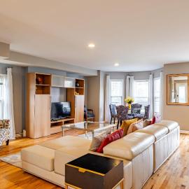 Spacious Row Home next Transit near Downtown w Parking: Chicago'da bir otel