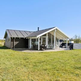 3 Bedroom Lovely Home In Ålbæk, Hotel in Ålbæk