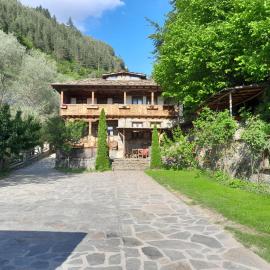Kyshta za Gosti Gospodevi، فندق في Gorno Dryanovo