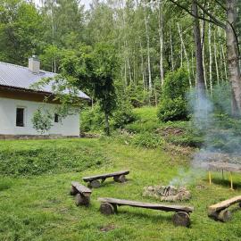Chajdaloupka, hotel a Košťany