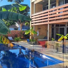 Brisbane 1960s Pool House - hosted bed and breakfast