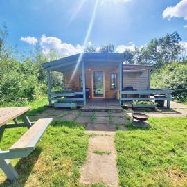 Beautiful Wooden tiny house, Glamping cabin with hot tub 2, hotel in Tuxford