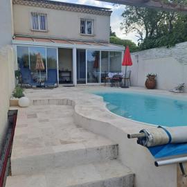 Jolie petite maison tout proche d avignon, hotell i Vedène