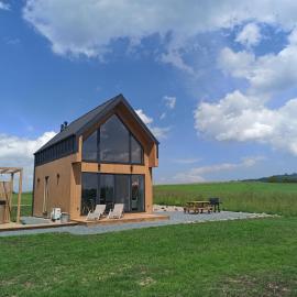 Zielone Wzgórze komfortowy klimatyzowany domek z balią z aeromasażem, hotel in Kłodzko
