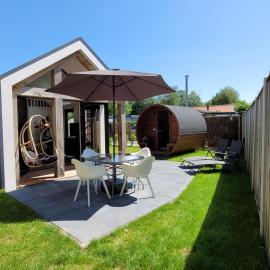 Tiny Zen House in Heinkenszand with private sauna, airco, outdoor swimming pool, WiFi and 2 bedrooms, hotel a heinkenszand