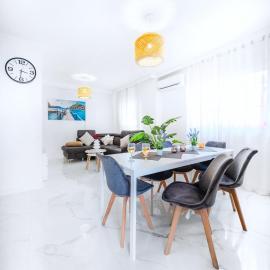 Casa Mario, La Zenia Boulevard area,fantastic 2 bedrooms, 2 bathrooms house with communal swimming pool and barbecue、オリウエラのホテル