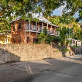 The Old Gin House, hotel em Oranjestad