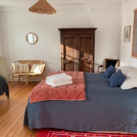 Grande maison - village de Noyers - 5 chambres, hotel in Noyers