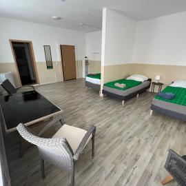 Große Zimmer für 3 Personen -Fernseher, Kühlschrank, hotel in Meine