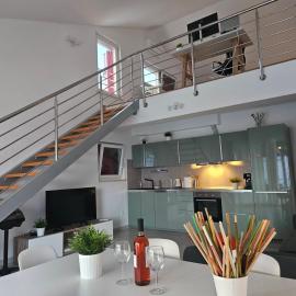 Diamond Seaview Penthouse โรงแรมในเปโรย