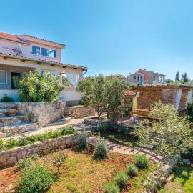 Beautiful Home In Zdrelac With House Sea View, hotel v destinaci Ždrelac