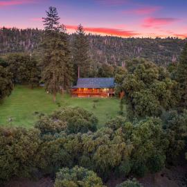 Yosemite Villa - log cabin with spectacular views & stargazing: Mariposa şehrinde bir otel