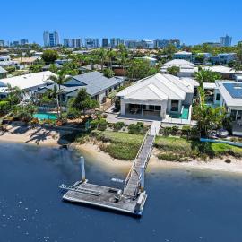 Luxurious 4 bedroom waterfront home pet friendly near Ocean, hotel sa Mooloolaba