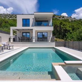 Hillside Villa Paradise with Heated pool, Gym, Fun zone
