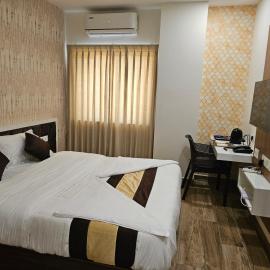 Clinton's Praetorium Inn, hotel em Āvadi