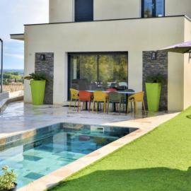 Jolie villa avec piscine sans vis a vis, מלון בBezouce