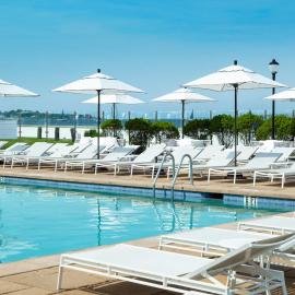 Newport Harbor Island Resort、ニューポートのホテル