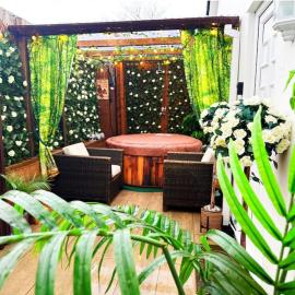 Squirrel Hideaway with Hot Tub in Formby, Liverpool, hotell i Formby