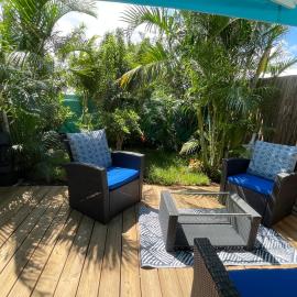 Duplex TIFANJAN avec jardin fleuri près de la mer, готель у місті Saint-Paul