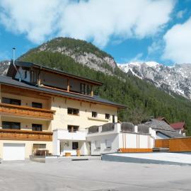 Holiday Home Zentral by Interhome, hotel a Schnann