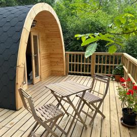 LOGEMENT INSOLITE Pod sur Pilotis, hotel in Molineuf