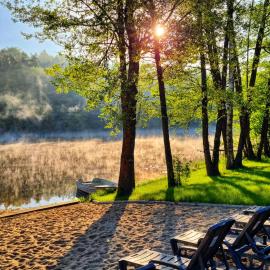 Mazurska Zatoka Resort & Spa - Apartamenty nad jeziorem z prywatną plażą i podgrzewanym basenem zewnętrznym, Mazury w rytmie SLOW – hotel w mieście Łukta