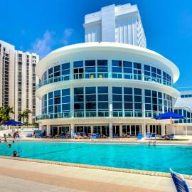 Castle PH11 Penthouse with bay views, Balcony, Pool, Gym & Free parking. Steps from the beach.