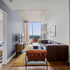 Rainey St Condo - Heated Pool - Gym - Bar - DT ATX, hotel en Austin