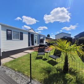 Chalet Sea-renity Lakeside met jacuzzi, hotel di Jabbeke