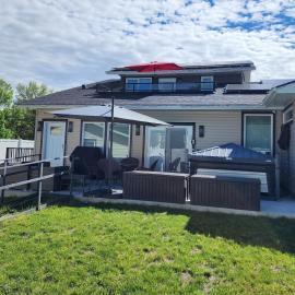 Loft with Patio & Hot tub, hotel a Lethbridge