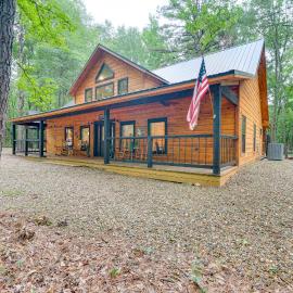 Near Choctaw Casino: Broken Bow Cabin w/ Hot Tub!