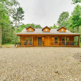 Broken Bow Cabin w/ Private Hot Tub: 14 Mi to Lake