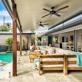 Pet Friendly House Opposite Bokarina Beach, hotel in Kawana Waters