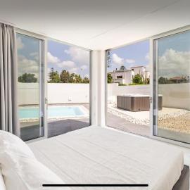 Leonida's Room pool and Jacuzzi, hotel a Quartu SantʼElena